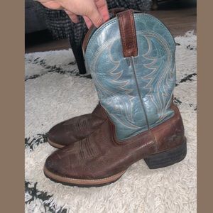 Ariat Men’s Round Toe Boot brown and turquoise